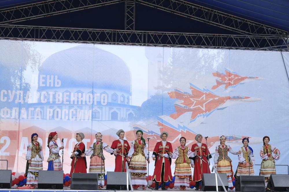Артисты народного вокального ансамбля "Долина" приняли участие в концерте, посвященному Дню Государственного флага России.