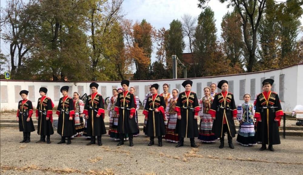16 октября в ст. Ханской ВОЙСКОВОЙ Образцовый песенно- танцевальный ан