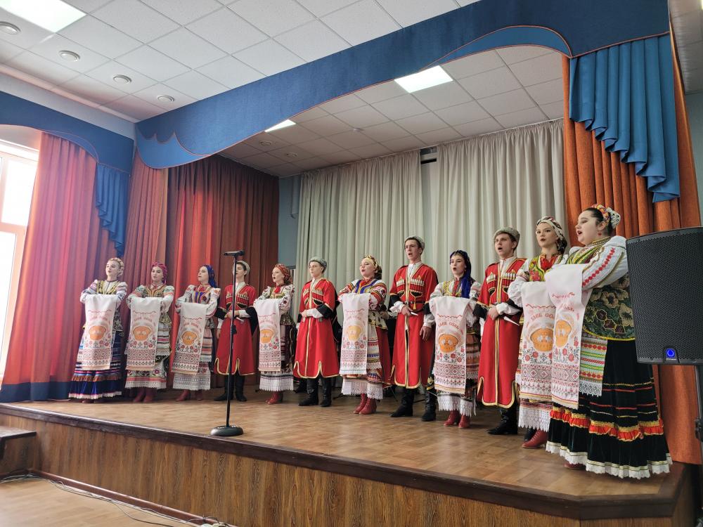 Артисты ТО «Звонница» им. Н.И. Уваровой продолжают знакомить школьников с традиционной казачьей песенной культурой. 