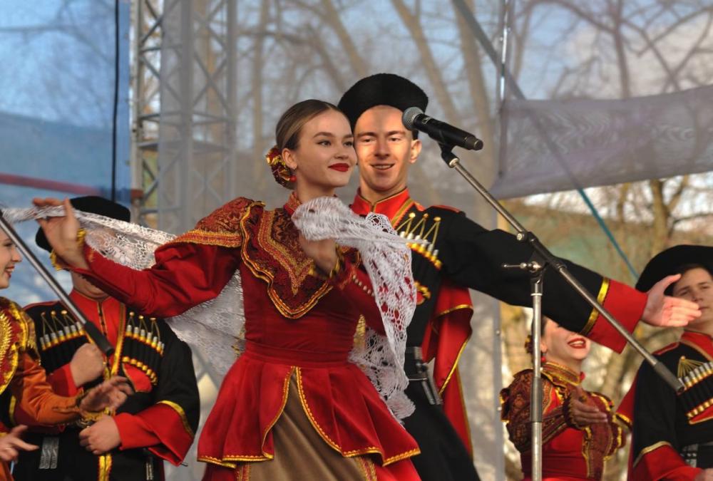 Воссоединение Крыма с Россией.

18 марта народный вокальный ансамбль
