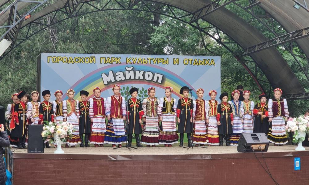 1 мая на главной сцене городского парка детский фольклорный ансамбль &