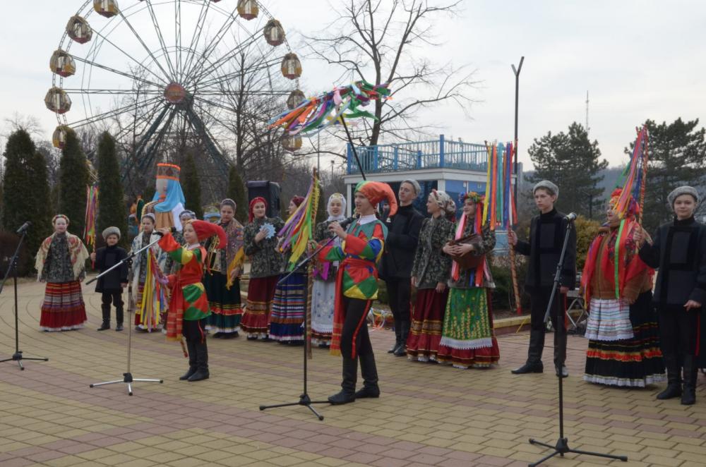 В Прощёное воскресенье - в последний день масленичной недели участники ансамбля "Казачата"  выступили с  праздничной программой "Широкая Масленица!".

В городском парке для гостей и жителей города Майкопа наши артисты исполняли традиционные масленичные и  казачьи песни, играли в народные  игры и водили хороводы со зрителями. Юные зрители с удовольствием отгадывали загадки Весны, играли с Зимой и танцевали под народные мелодии. 

Масленица - один из самых любимых праздников в народе. Её отмечают по - своему в каждом регионе России, но неизменным остаётся культ изобилия, поклонение солнцу, прощание с зимой и встреча весны.
