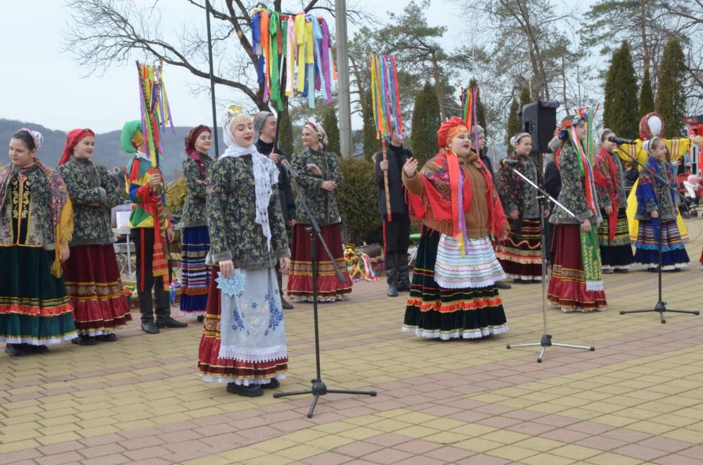 В Прощёное воскресенье - в последний день масленичной недели участники ансамбля "Казачата"  выступили с  праздничной программой "Широкая Масленица!".

В городском парке для гостей и жителей города Майкопа наши артисты исполняли традиционные масленичные и  казачьи песни, играли в народные  игры и водили хороводы со зрителями. Юные зрители с удовольствием отгадывали загадки Весны, играли с Зимой и танцевали под народные мелодии. 

Масленица - один из самых любимых праздников в народе. Её отмечают по - своему в каждом регионе России, но неизменным остаётся культ изобилия, поклонение солнцу, прощание с зимой и встреча весны.
