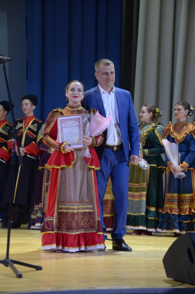 8 апреля в Доме культуры «Октябрь» села Великовечное Белореченского района прошёл концерт, посвящённый 50-летию композиторской деятельности заслуженного работника культуры России и Кубани Владимира Алексеевича Попова. Коллективы творческого объединения «Звонница» им. Н.И. Уваровой сотрудничают с композитором уже более 20 лет. За эти годы в репертуаре Творческого объединения появились яркие, самобытные концертные номера, музыку к которым написал Владимир Алексеевич.

Атмосфера концерта была очень тёплая и уютная. В исполнении ансамбля русских народных инструментов «Отрада» прозвучал «Экспромт» В.А. Попова. Народный вокальный ансамбль «Долина» запомнился всем своим неповторимым колоритом, казачьими песнями и танцами.

Душевно и трогательно прозвучала песня Владимира Попова на стихи Натальи Кончаловской «Скажите, лебеди». Автор посвятил её памяти двух удивительных женщин – Натальи Уваровой и Натальи Поповой.

В завершении вечера два народных вокальных ансамбля «Казачье братство» и «Долина» исполнили торжественный гимн ««Живи, село Великовечное», на слова В. Вергун.

Коллектив Творческого объединения «Звонница» им. Н.И. Уваровой сердечно поздравляет Владимира Алексеевича с юбилеем творческой деятельности и желает крепкого здоровья, неиссякаемого вдохновения и новых идей!
