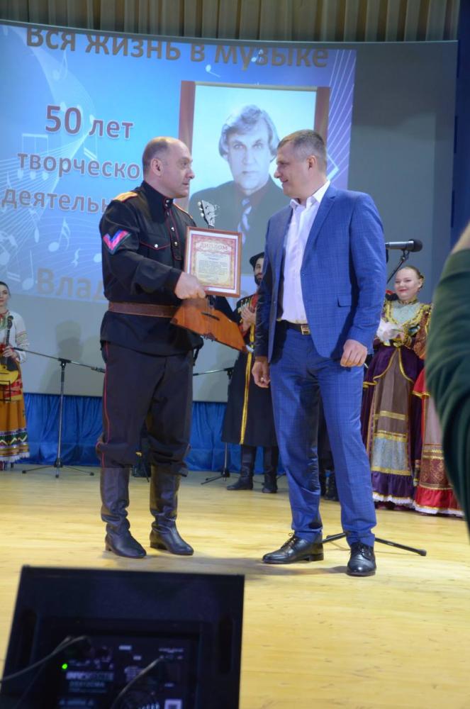 8 апреля в Доме культуры «Октябрь» села Великовечное Белореченского района прошёл концерт, посвящённый 50-летию композиторской деятельности заслуженного работника культуры России и Кубани Владимира Алексеевича Попова. Коллективы творческого объединения «Звонница» им. Н.И. Уваровой сотрудничают с композитором уже более 20 лет. За эти годы в репертуаре Творческого объединения появились яркие, самобытные концертные номера, музыку к которым написал Владимир Алексеевич.

Атмосфера концерта была очень тёплая и уютная. В исполнении ансамбля русских народных инструментов «Отрада» прозвучал «Экспромт» В.А. Попова. Народный вокальный ансамбль «Долина» запомнился всем своим неповторимым колоритом, казачьими песнями и танцами.

Душевно и трогательно прозвучала песня Владимира Попова на стихи Натальи Кончаловской «Скажите, лебеди». Автор посвятил её памяти двух удивительных женщин – Натальи Уваровой и Натальи Поповой.

В завершении вечера два народных вокальных ансамбля «Казачье братство» и «Долина» исполнили торжественный гимн ««Живи, село Великовечное», на слова В. Вергун.

Коллектив Творческого объединения «Звонница» им. Н.И. Уваровой сердечно поздравляет Владимира Алексеевича с юбилеем творческой деятельности и желает крепкого здоровья, неиссякаемого вдохновения и новых идей!
