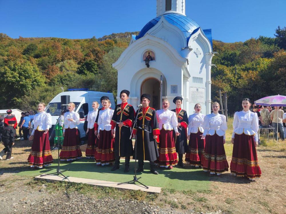 23 сентября 2023 года отдельский народный вокальный ансамбль «Долина» принял участие в «Даховских поминовениях».

Из исторической справки ведомо, что казаки Майкопского казачьего отдела храбро сражались на фронтах Первой мировой войны, после окончания которой вернулись в свои станицы. В 1920 году в июне месяце на Кубани вспыхнули восстания казаков, которые в конце июля добрались и до станиц Даховская, Севастопольская, Каменномостская и других.

Ежегодно, почтить память предков собираются более 500 человек, в том числе юные казачата.
В настоящее время установлены имена более 40 расстрелянных казаков станицы Даховской, в том числе казачьего священника и атамана с сыновьями. На месте расправы с даховскими казаками, в 1993 году по инициативе Алексея Гольцева, внука расстрелянного казака, был установлен памятник безвинно погибшим казакам станицы Даховской. С 1994 года Даховские поминовения вошли в реестр ежегодных мероприятий Кубанского казачьего войска и стали поминовениями не только по безвинно убиенным казакам станицы Даховской, но и по всем погибшим в годы Гражданской войны казакам Майкопского казачьего отдела.

Артисты творческого объединения «Звонница» с гордостью принимают участие в мероприятиях, посвященных памяти своих предков и с честью представляют казачью культуру, неся в массы историческую память через песни.
