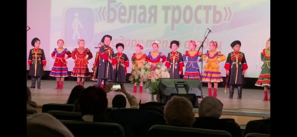 16 ноября 2023 года юные артисты фольклорных коллективов «Зёрнышко» - рук. Д. Новикова и «Выкрутасики» - рук.Т. Мединская приняли участие в благотворительном концерте на сцене ДК «Гигант» города Майкопа.


Концерт приурочен к  Международному дню Белой трости и Международному дню слепых людей. Главная цель этих мероприятий — привлечь внимание общества к людям, потерявшим зрение, и слабовидящим, а также создать условия для всестороннего участия этих людей в жизни общества.


Наши артисты исполнили кубанские народные песни и зажигательные частушки, подарили частичку своего тепла всем зрителям в зале.
