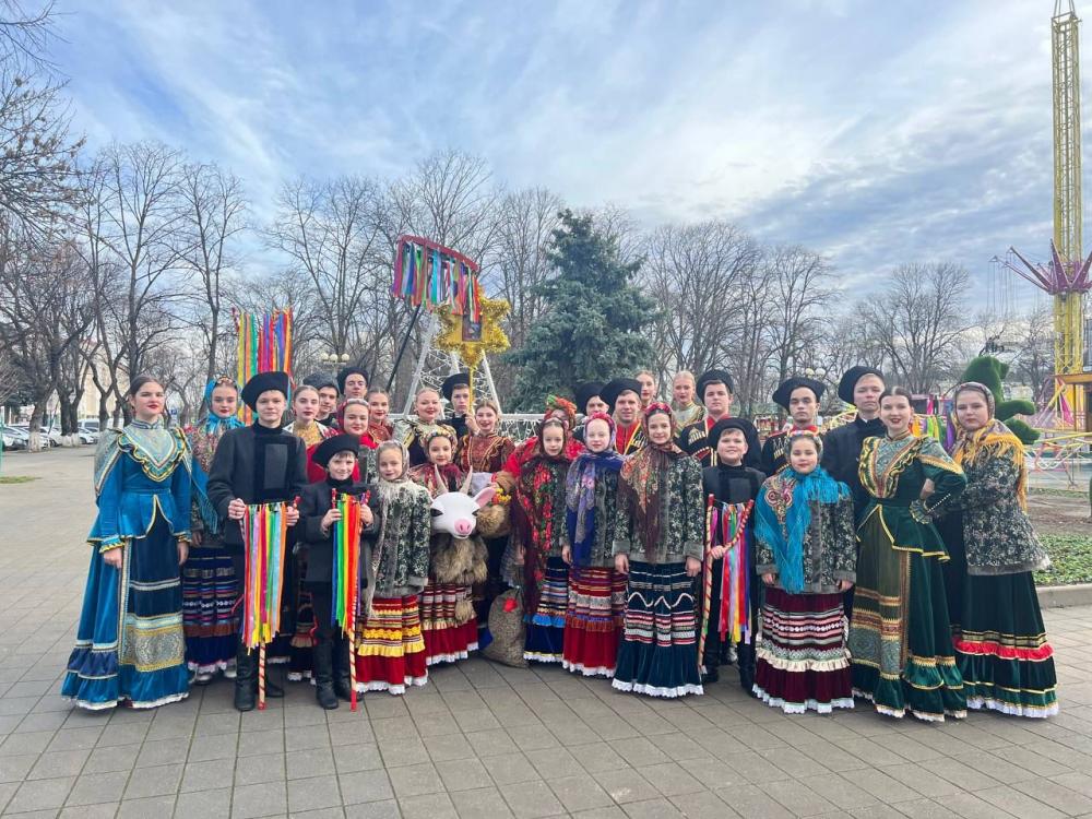 Рождество Христово - праздник песен и колядок, поздравлений, пожеланий благополучия, смеха и плясок! 

 

Артисты коллективов "Казачата", "Зёрнышко" и "Долина " Творческого объединения Звонница с казачьим разудалым колоритом поздравили всех жителей и гостей города с праздником, со светлым праздником!

https://vk.com/wall-122737863_1051


https://vk.com/wall-122737863_1052

 

https://vk.com/wall-122737863_1053

 

https://vk.com/wall-122737863_1054

 

https://t.me/kazachatamaykop

 

https://ok.ru/group/70000000415924/topic/156561821382836
