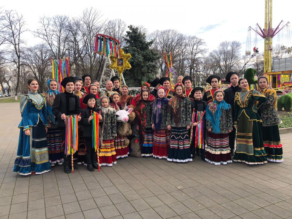Рождество Христово - праздник песен и колядок, поздравлений, пожеланий благополучия, смеха и плясок! 

 

Артисты коллективов "Казачата", "Зёрнышко" и "Долина " Творческого объединения Звонница с казачьим разудалым колоритом поздравили всех жителей и гостей города с праздником, со светлым праздником!

https://vk.com/wall-122737863_1051


https://vk.com/wall-122737863_1052

 

https://vk.com/wall-122737863_1053

 

https://vk.com/wall-122737863_1054

 

https://t.me/kazachatamaykop

 

https://ok.ru/group/70000000415924/topic/156561821382836
