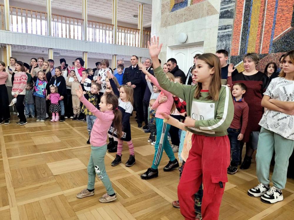 Все люди, ликуйте все Днесь-Днесь Христово Рождество!

7 января православный народ отмечает один из самый главных христианских праздников-Рождество Христово.
К святочной неделе готовились усердно, мыли дома, шили новые наряды, мастерили костюмы ряженых. Молодые казаки собирались вместе, играли, показывали казачью удаль. А девушки собирались в домах, плели косы, гадали на женихов.

Народный вокальный ансамбль «Долина» выступил в ГбУК РА «Концертное объединение Республики Адыгея» с праздничной программой «Рождество Христово».
Артисты ансамбля показали самые яркие моменты разудалого народного гулянья: девичьи посиделки и гадания, вождение хлопцами козы, хороводы, исполнили праздничные Рождественские песнопения. Также дети вместе с артистами отгадывали загадки на темы встречи Нового года и Рождества, играли в казачью игру «Пошла коза по лесу».

Ансамбль «Долина» поздравляет всех со светлым праздником Рождества Христова, желает мира, добра и крепости духа!
 
