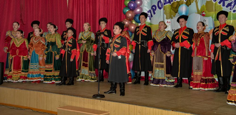 19 февраля 2024 Заслуженный коллектив народного творчества РФ, образцовый песенно-танцевальный ансамбль «Казачата» вновь встречали в СОШ№11 г. Майкопа.

         Два концерта прошли в тёплой, творческой атмосфере. Учащиеся с интересом следили за происходящим на сцене, одаривая наших «Казачат» бурными аплодисментами.

         Концертно-познавательная программа «От станицы до аула», которую представили артисты Творческого объединения «Звонница», направлена на воспитание патриотизма, любви к Родине, а также укрепление межнациональных связей. Зрелищность и уникальность проекту придают живое звучание ансамбля русских народных инструментов, яркость сценических костюмов и самобытность песенного репертуара.
