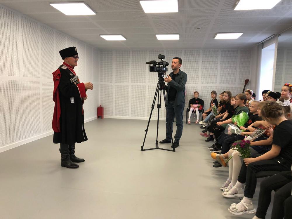 3 мая в детском фольклорном ансамбле «Зёрнышко» прошел урок мужества под названием «Память казачья бессмертна». 

 

Великая Отечественная война явилась самым трудным испытанием для нашего государства. С первых дней она стала всенародной борьбой за свободу и независимость нашего народа, который и внес решающий вклад в разгром фашистских агрессоров. 

 

Годы все дальше уносят нас от тех страшных лет, забыть которые мы не имеем право. Все меньше остается очевидцев той войны. Каждый год мы отмечаем годовщину Великой Победы. Поэтому, изучение истории Великой Отечественной войны, знакомство с её участниками, тружениками тыла, является актуальным.

 

На нашем уроке присутствовали приглашенные гости - казак Маркович В.И. и актриса театра Желеготова З. Р. Они рассказали ребятам истории об известных казаках, актерах - фронтовиках, поэтах и других героях времен ВОВ.

 

В конце урока артисты исполнили походные строевые песни «За Кубанью, за рекой», «Как во поле чистом».
