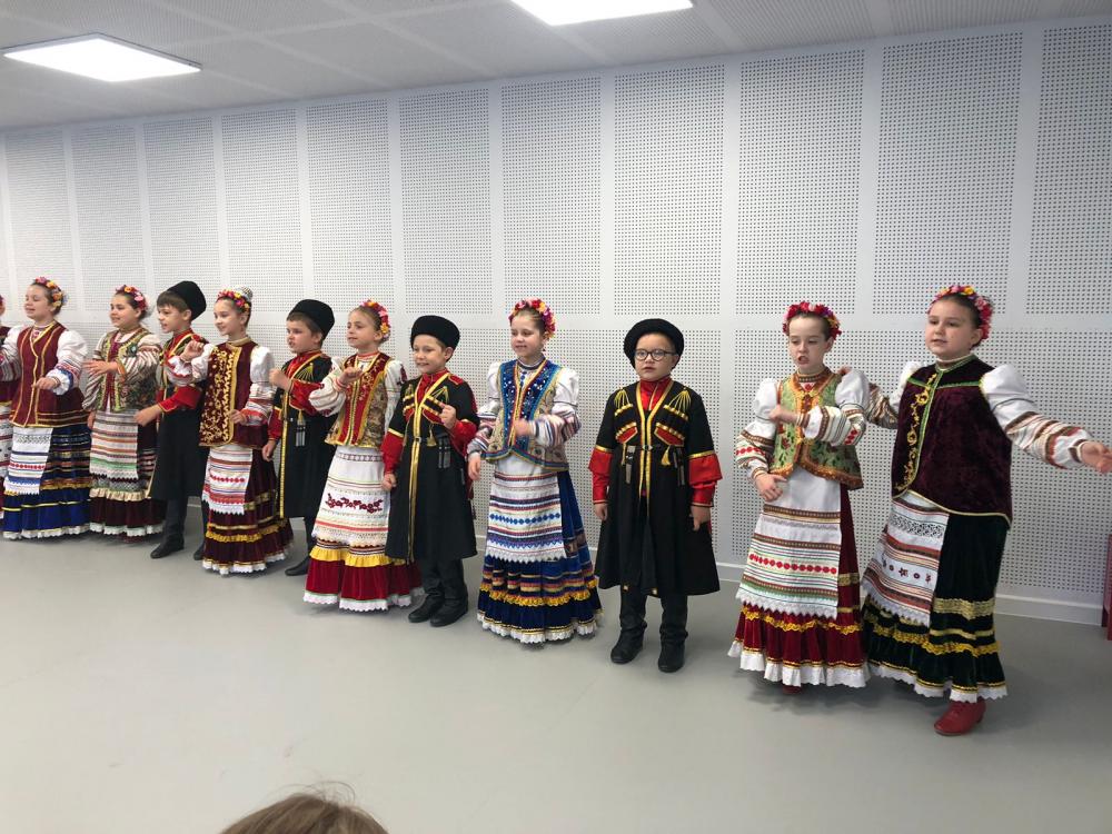 3 мая в детском фольклорном ансамбле «Зёрнышко» прошел урок мужества под названием «Память казачья бессмертна». 

 

Великая Отечественная война явилась самым трудным испытанием для нашего государства. С первых дней она стала всенародной борьбой за свободу и независимость нашего народа, который и внес решающий вклад в разгром фашистских агрессоров. 

 

Годы все дальше уносят нас от тех страшных лет, забыть которые мы не имеем право. Все меньше остается очевидцев той войны. Каждый год мы отмечаем годовщину Великой Победы. Поэтому, изучение истории Великой Отечественной войны, знакомство с её участниками, тружениками тыла, является актуальным.

 

На нашем уроке присутствовали приглашенные гости - казак Маркович В.И. и актриса театра Желеготова З. Р. Они рассказали ребятам истории об известных казаках, актерах - фронтовиках, поэтах и других героях времен ВОВ.

 

В конце урока артисты исполнили походные строевые песни «За Кубанью, за рекой», «Как во поле чистом».
