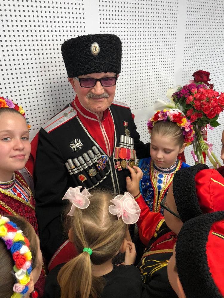 3 мая в детском фольклорном ансамбле «Зёрнышко» прошел урок мужества под названием «Память казачья бессмертна». 

 

Великая Отечественная война явилась самым трудным испытанием для нашего государства. С первых дней она стала всенародной борьбой за свободу и независимость нашего народа, который и внес решающий вклад в разгром фашистских агрессоров. 

 

Годы все дальше уносят нас от тех страшных лет, забыть которые мы не имеем право. Все меньше остается очевидцев той войны. Каждый год мы отмечаем годовщину Великой Победы. Поэтому, изучение истории Великой Отечественной войны, знакомство с её участниками, тружениками тыла, является актуальным.

 

На нашем уроке присутствовали приглашенные гости - казак Маркович В.И. и актриса театра Желеготова З. Р. Они рассказали ребятам истории об известных казаках, актерах - фронтовиках, поэтах и других героях времен ВОВ.

 

В конце урока артисты исполнили походные строевые песни «За Кубанью, за рекой», «Как во поле чистом».

