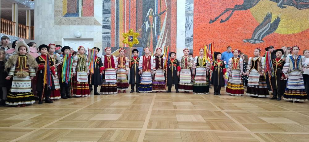Детский фольклорный ансамбль «Зёрнышко» открывает свой год творческим выступлением на Атаманской Ёлке!   

 

8 января в Филармонии наши артисты поздравили всех присутствующих зрителей и гостей со светлым праздником Рождества Христова! 

 

Наши зёрнышки рассказали рождественские колядки, пели новогодние песни, а также водили ряженую козу. 

