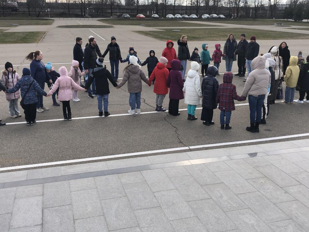 В преддверии Дня Защитника Отечества, на  центральном городском  мемориале «Памяти павших» города Майкопа собрались самые юные артисты коллективов  Творческого объединения "Звонница" им. Н.И. Уваровой для участия во всероссийской  акции «Символ героя».

 

Участники акции выстроились в форме пятиконечной звезды, олицетворяющей героизм всех тех рядовых солдат, офицеров, генералов, которые в Великую Отечественную войну отдали жизнь за мир и победу.

Ребята узнали  о героях и событиях  в годы ВОВ, возложили цветы к Вечному огню, почтили минутой молчания павших защитников отечества.

Глаза наших хлопцев и девчат излучали неподдельный интерес, гордость и причастность к очень важному, значимому событию.

 

В мероприятии приняли участие более 30  участников ансамблей «Зёрнышко» и «Выкрутасики», а так же их родные и близкие.
