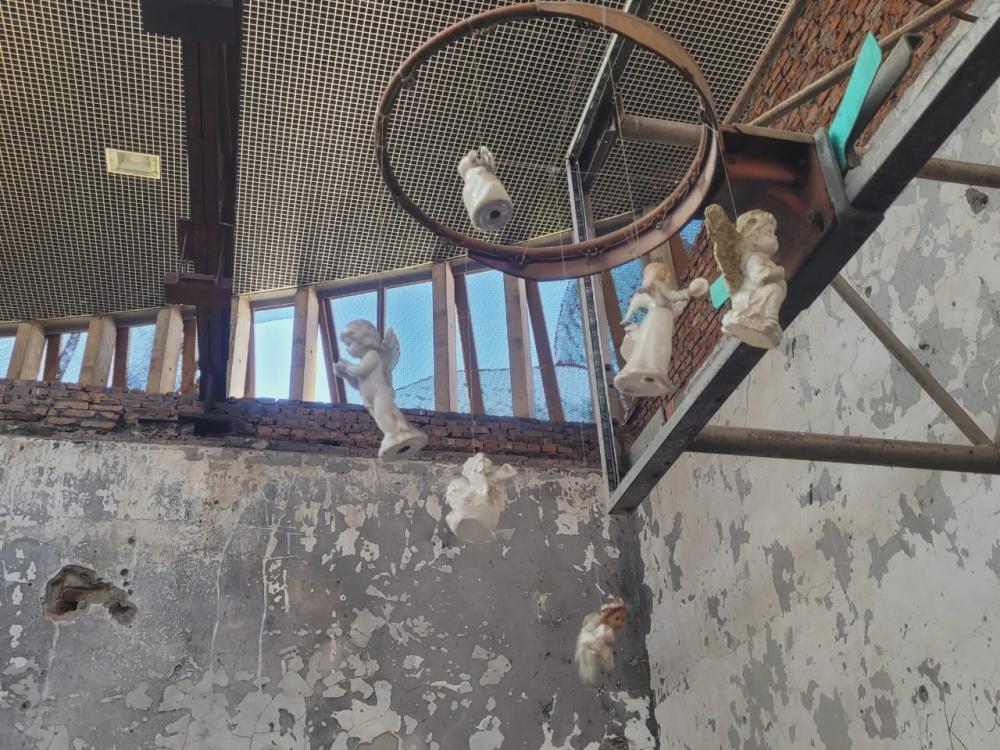 Беслан, мы помним!

 

Есть события, которые никогда не сотрутся в человеческой памяти. Они навсегда останутся болью в сердцах миллионов людей, напоминая о ценности жизни и недопустимости преступлении против человечества.
Страшную память в назидание живущему и всем будущим поколениям хранит печально известная школа №1 города Беслана, где 1 сентября 2004 года случился захват заложников. На протяжении 3 дней террористы удерживали детей, стариков и учителей в стенах школьного спортивного зала без воды и еды.
По дороге на фестиваль артисты творческого объединения «Звонница» не смогли проехать мимо Беслана, и посетили мемориальный комплекс, чтобы отдать дань памяти жертвам терракта.
Переполненные чувствами и переживаниями наши ребята уходили из «Города Ангелов», где захоронены 330 невинноубиенных человек, среди которых 186 детей.
Обожженные и хранящие следы от пуль стены спортзала, надписи с соболезнованиями со всех уголков нашей страны, и тишина - вот что осталось от места, в котором когда то мирно учились дети.Мы говорим наше решительное нет терроризму!

 

