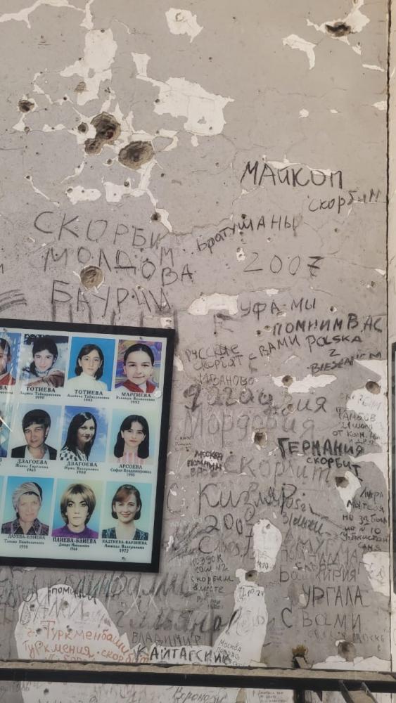 Беслан, мы помним!

 

Есть события, которые никогда не сотрутся в человеческой памяти. Они навсегда останутся болью в сердцах миллионов людей, напоминая о ценности жизни и недопустимости преступлении против человечества.
Страшную память в назидание живущему и всем будущим поколениям хранит печально известная школа №1 города Беслана, где 1 сентября 2004 года случился захват заложников. На протяжении 3 дней террористы удерживали детей, стариков и учителей в стенах школьного спортивного зала без воды и еды.
По дороге на фестиваль артисты творческого объединения «Звонница» не смогли проехать мимо Беслана, и посетили мемориальный комплекс, чтобы отдать дань памяти жертвам терракта.
Переполненные чувствами и переживаниями наши ребята уходили из «Города Ангелов», где захоронены 330 невинноубиенных человек, среди которых 186 детей.
Обожженные и хранящие следы от пуль стены спортзала, надписи с соболезнованиями со всех уголков нашей страны, и тишина - вот что осталось от места, в котором когда то мирно учились дети.Мы говорим наше решительное нет терроризму!

 
