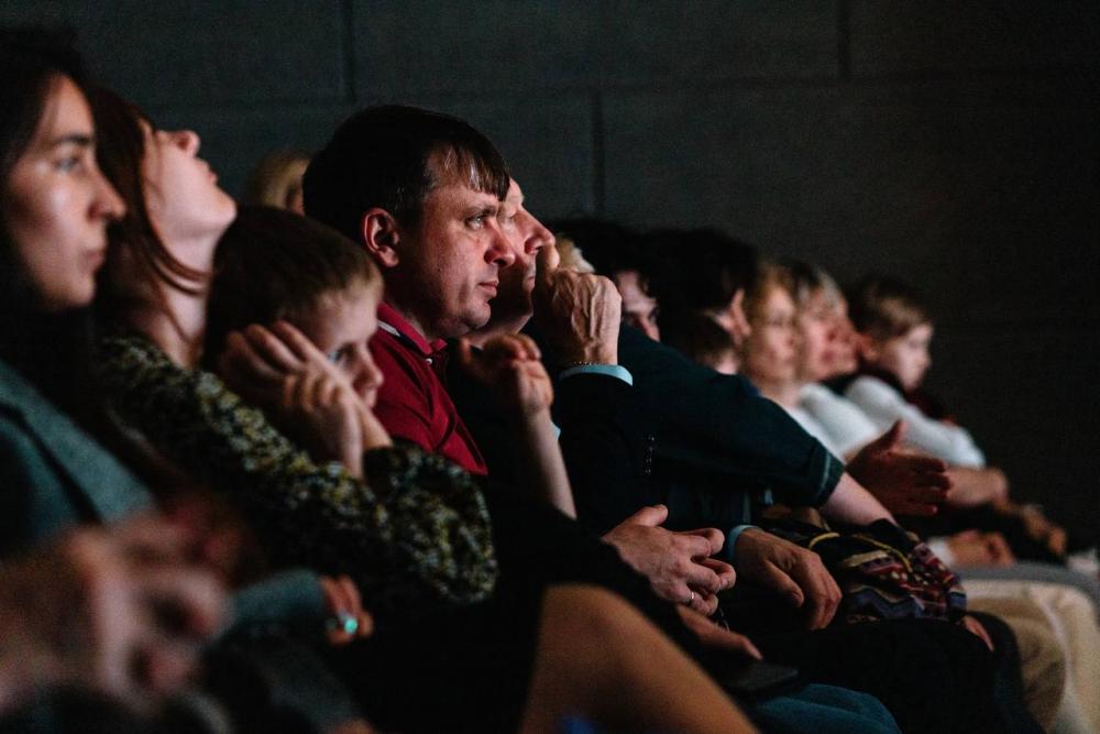 «Моя весна! Моя Победа!»

В минувшие выходные в концертном зале ДШИ №6 при полном аншлаге прошел праздничный концерт, посвященный Году защитника Отечества и 80-летию Победы в Великой Отечественной войне 1941-1945 годов - "Моя Весна! Моя Победа!". В совместном выступлении под аккомпанепень оркестра русских народных инструментов «Хорошее настроение» участники народного вокального ансамбля «Долина» исполнили два произведения, посвященные военно-патриотической тематике: «Скажите лебеди» (муз. В. Попова, сл. Н. Кончаловской) и «Я сама героя провожала» (муз. и сл. неизвестного автора).

Участие  в концертных программах Детской школы искусств №6 отражает многолетнее сотрудничество и крепкие творческие связи между нашими учреждениями. За 29 лет деятельности родной всем нам школы не было ни одного отчетного концерта, который прошел бы без выступления наших артистов. Для справки: ДШИ N6 г. Майкопа была создана в 1996 году по инициативе руководителей образцового детского песенно-танцевального ансамбля "Казачата" Анатолия Васильевича и Натальи Ивановны Уваровых.
 
