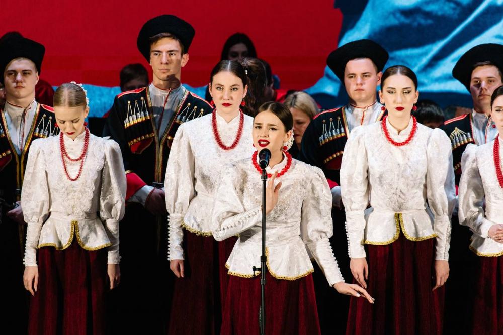 «Моя весна! Моя Победа!»

В минувшие выходные в концертном зале ДШИ №6 при полном аншлаге прошел праздничный концерт, посвященный Году защитника Отечества и 80-летию Победы в Великой Отечественной войне 1941-1945 годов - "Моя Весна! Моя Победа!". В совместном выступлении под аккомпанепень оркестра русских народных инструментов «Хорошее настроение» участники народного вокального ансамбля «Долина» исполнили два произведения, посвященные военно-патриотической тематике: «Скажите лебеди» (муз. В. Попова, сл. Н. Кончаловской) и «Я сама героя провожала» (муз. и сл. неизвестного автора).

Участие  в концертных программах Детской школы искусств №6 отражает многолетнее сотрудничество и крепкие творческие связи между нашими учреждениями. За 29 лет деятельности родной всем нам школы не было ни одного отчетного концерта, который прошел бы без выступления наших артистов. Для справки: ДШИ N6 г. Майкопа была создана в 1996 году по инициативе руководителей образцового детского песенно-танцевального ансамбля "Казачата" Анатолия Васильевича и Натальи Ивановны Уваровых.
 
