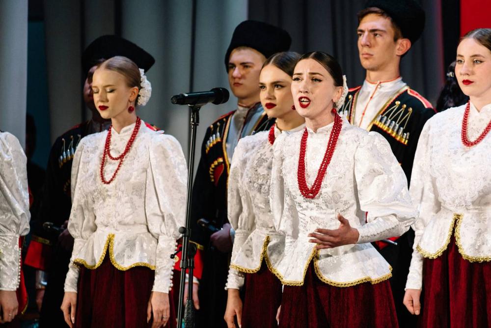 «Моя весна! Моя Победа!»

В минувшие выходные в концертном зале ДШИ №6 при полном аншлаге прошел праздничный концерт, посвященный Году защитника Отечества и 80-летию Победы в Великой Отечественной войне 1941-1945 годов - "Моя Весна! Моя Победа!". В совместном выступлении под аккомпанепень оркестра русских народных инструментов «Хорошее настроение» участники народного вокального ансамбля «Долина» исполнили два произведения, посвященные военно-патриотической тематике: «Скажите лебеди» (муз. В. Попова, сл. Н. Кончаловской) и «Я сама героя провожала» (муз. и сл. неизвестного автора).

Участие  в концертных программах Детской школы искусств №6 отражает многолетнее сотрудничество и крепкие творческие связи между нашими учреждениями. За 29 лет деятельности родной всем нам школы не было ни одного отчетного концерта, который прошел бы без выступления наших артистов. Для справки: ДШИ N6 г. Майкопа была создана в 1996 году по инициативе руководителей образцового детского песенно-танцевального ансамбля "Казачата" Анатолия Васильевича и Натальи Ивановны Уваровых.
 
