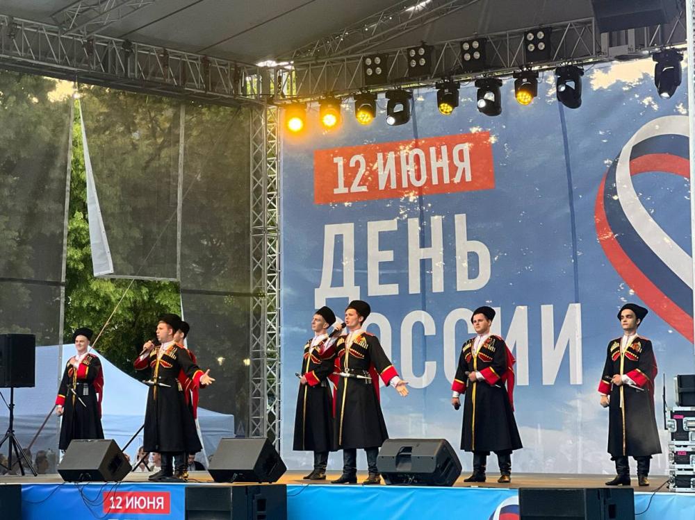 12 июня мужской состав народного вокального ансамбля «Долина» на главной концертной площадке города исполнил песню «Лизавета» (муз. Н. Богословского, сл. Е. Долматовского).

В год празднования 80-летия Победы в Великой Отечественной войне День России приобретает особое значение.
Каждый гражданин с трепетом относится к великой истории своей страны, помня, какой путь прошли наши деды и прадеды ради будущего своих потомков.

В День России мы желаем всем здоровья, счастья и мира!
